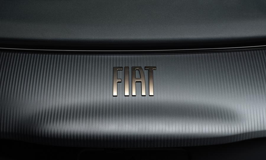 Логотип Fiat 500 Giorgio Armani 2020 года  (фото 16 из 17)